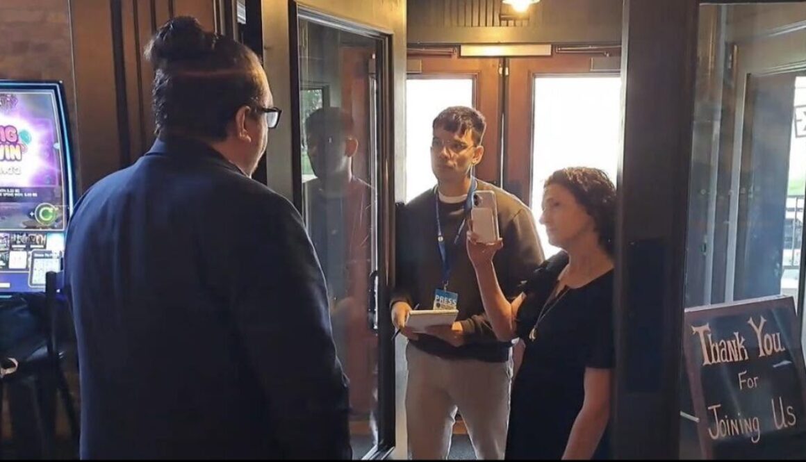 Eric Brooks blocking Journal Sentinel reporter Mary Spicuzza from entering the Tiffany campaign event